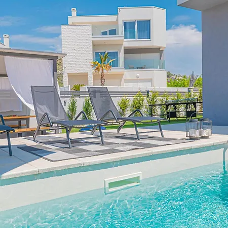 Cozy In With Outdoor Swimming Pool Holiday home *
