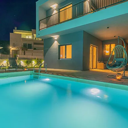Cozy In With Outdoor Swimming Pool Holiday home *