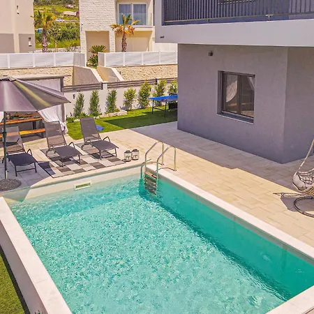 Holiday home Cozy In With Outdoor Swimming Pool *