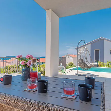 Cozy In With Outdoor Swimming Pool Holiday home