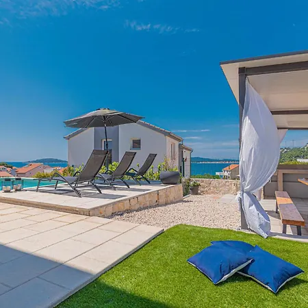 Holiday home Cozy In With Outdoor Swimming Pool *
