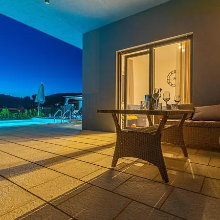 Holiday home Cozy In With Outdoor Swimming Pool